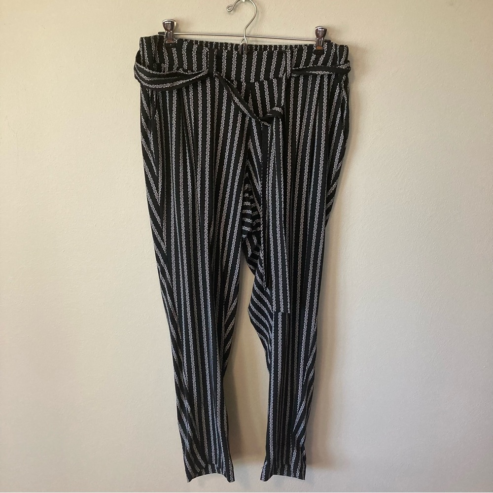 Torrid Black and White Floral Challis Stripe Pants 0